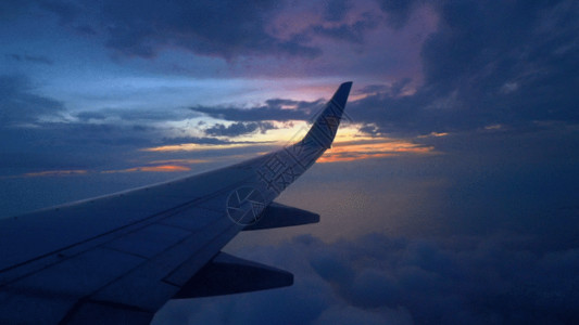 窗口天空晚霞的飞机GIF高清图片