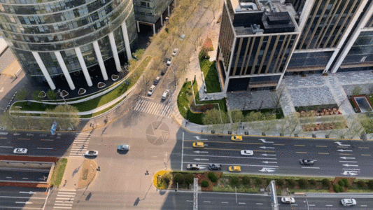 俯拍城市道路上行驶的车辆GIF图片