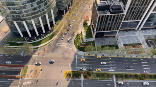 驾驶一辆车俯拍城市道路上行驶的车辆GIF高清图片