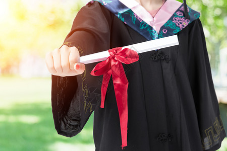 女孩红色礼服毕业季设计图片