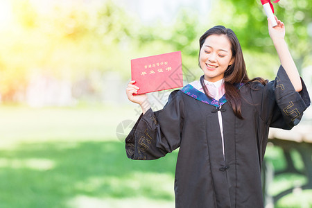 穿学士服的女生校园毕业季设计图片