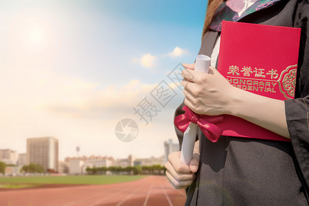 女孩红色礼服毕业季设计图片