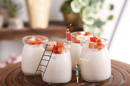 玻璃罐牛奶夏日草莓果粒酸奶真好喝啊插画