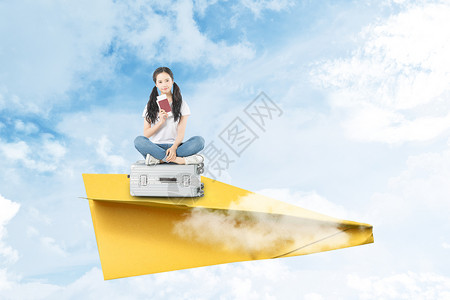 年轻女孩坐在行李箱上玩平板电脑创意旅游设计图片