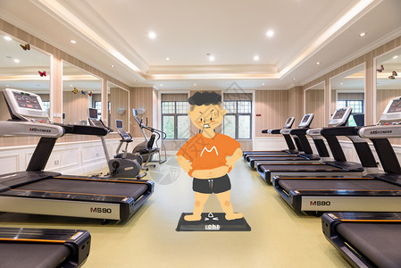 男生在跑步机上跑步健身房插画