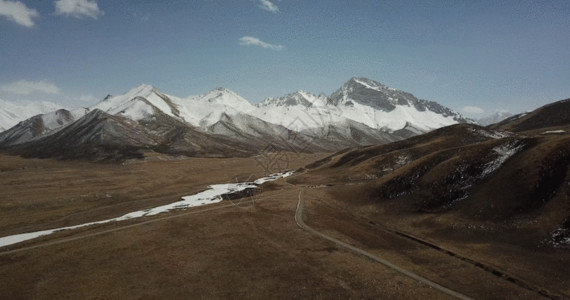 黄土高坡地形风景青海神山阿尼玛卿雪山4K航拍GIF高清图片