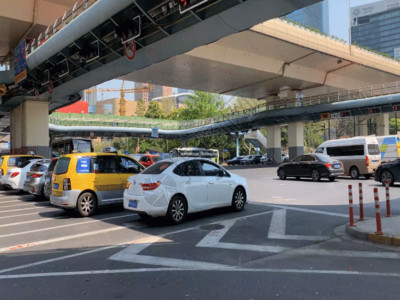 上海汽车公园交通行驶的车辆延时GIF高清图片