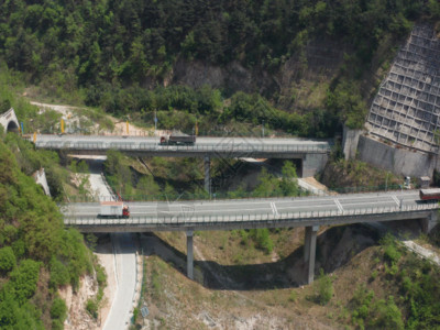 旅行穿搭高速隧道航拍合集GIF高清图片