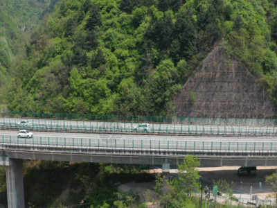 穿山隧道山区高速公路GIF高清图片