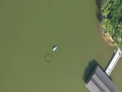 湖水绿树园林湖面4K航拍GIF高清图片