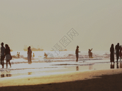 黄昏海边人群游玩GIF图片