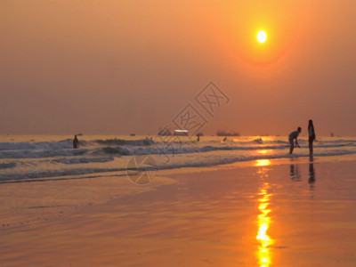 海滩岩石日落夕阳下的海滩GIF高清图片