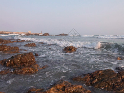 石头海边大海浪花拍打礁石GIF高清图片