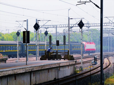 铁路轨道设计实拍火车动车出发GIF高清图片