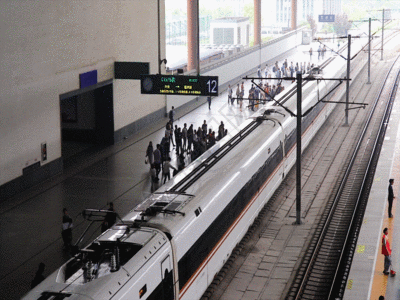 实拍高铁站旅客GIF图片