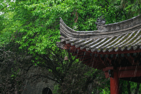 西安窑洞雨中小雁塔景区亭子gif高清图片
