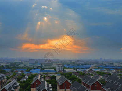 太阳光束城市上空耶稣光延时GIF高清图片