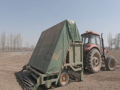 老式拖拉机农业生产机械除膜产品实拍GIF高清图片