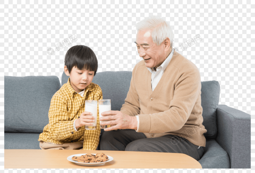 爷孙俩坐在沙发上喝牛奶吃饼干图片
