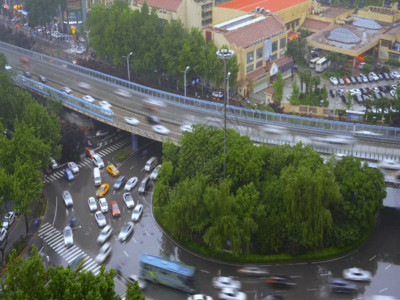 公交车拥挤雨天交通延时GIF高清图片