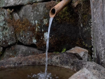 水管堵塞山泉流水GIF高清图片