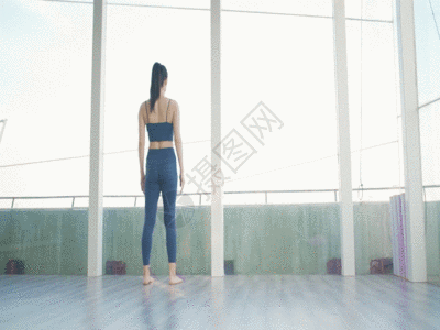 女生锻炼瑜伽GIF图片