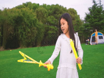 儿童开心的玩泡泡剑GIF图片