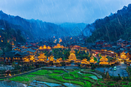 雨中城市侗寨夜色gif高清图片