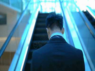 电梯楼梯商务男性在电梯上打电话GIF高清图片