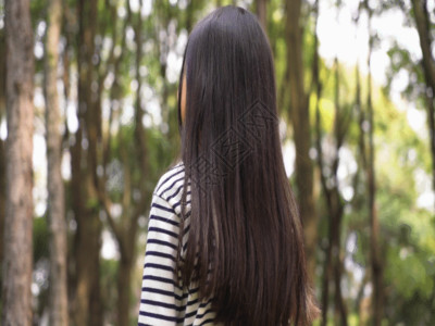 长头发奇瓦瓦亲近自然的女孩GIF高清图片