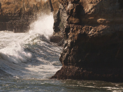 拍打手腕海水拍打岩石GIF高清图片