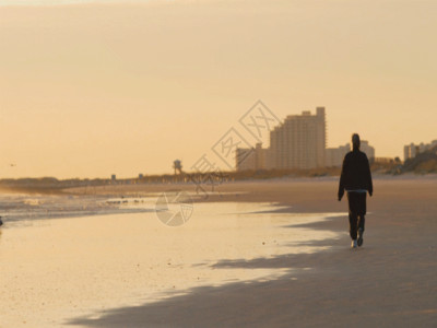 沙滩小景观海边上的行人GIF高清图片