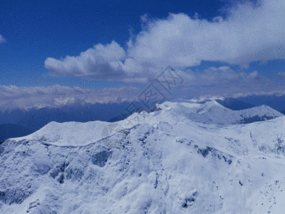 航拍雪山GIF图片
