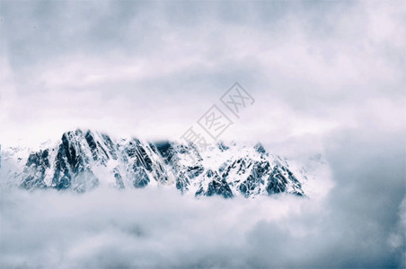 瑞士雪朗峰若隐若现的西藏南迦巴瓦峰gif高清图片