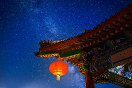 圣路易斯拱门屋檐下挂饰红色灯笼喜庆中国红gif高清图片