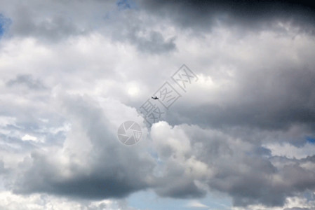 飞机纯白素材乌云gif动图高清图片