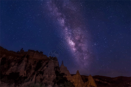 浩瀚夜空浪巴铺土林的银河gif高清图片