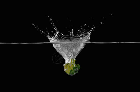 水滴溅起水花水中的西兰花gif高清图片