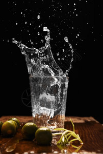 飞溅果汁和青柠冰块掉落水中溅起的水花gif高清图片