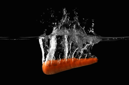 水花飞溅矢量一个掉落水中的胡萝卜gif高清图片