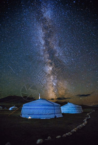 草地夜空璀璨星空银河下的草原蒙古包gif高清图片