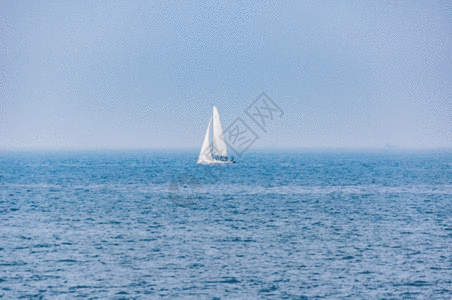 大海上白色帆船gif图片