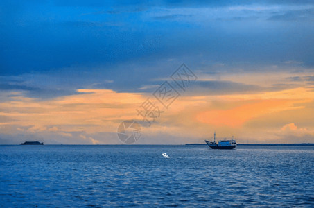 湖蓝色字体夕阳大海与渔船gif高清图片