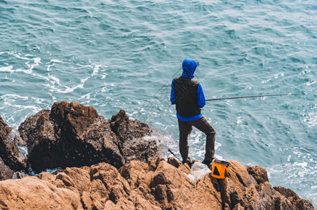 悬崖海边海边钓鱼的人gif高清图片