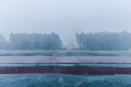塑胶操场校园操场暴雨天气gif动图高清图片