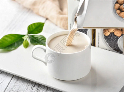 创意咖啡杯子往杯子里倒牛奶gif动图高清图片