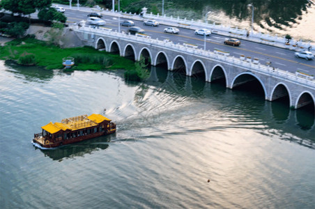 17孔桥游船划过东湖双湖桥gif高清图片