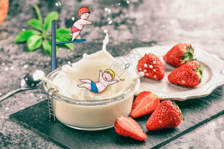 舒芙蕾草莓蛋糕跳水创意摄影插画gif高清图片