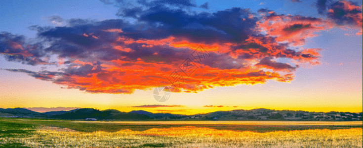 驰骋草原巨大的火烧云gif高清图片