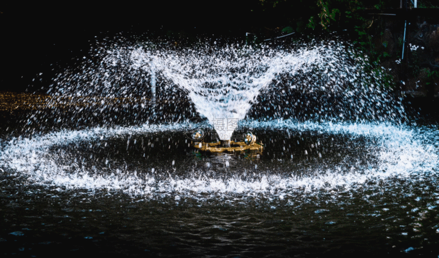 晶莹剔透的喷泉gif图片